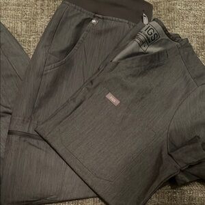 Women’s Figs scrub set in graphite. Catarina top and Zamora jogger bottom.